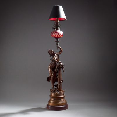 une image représentant une lampe posée sur une table, surmontée d'un abat-jour