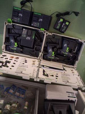 un réfrigérateur sur lequel sont posés tout un tas d'appareils électroniques
