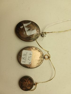 un petit objet métallique muni d'une étiquette
