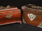 paire de boîtes anciennes en bois avec des ferrures en laiton sur fond noir