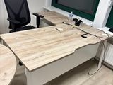 un bureau avec une chaise et un ordinateur dessus