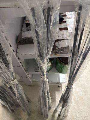 plusieurs faisceaux de fils enveloppés dans du plastique, posés sur un comptoir