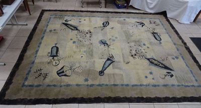 un tapis orné d'un motif, placé au milieu d'une pièce