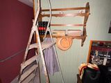 une échelle adossée au mur d'une pièce