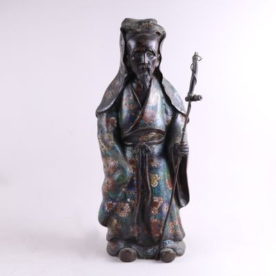 l'image d'une statue d'un homme tenant un bâton