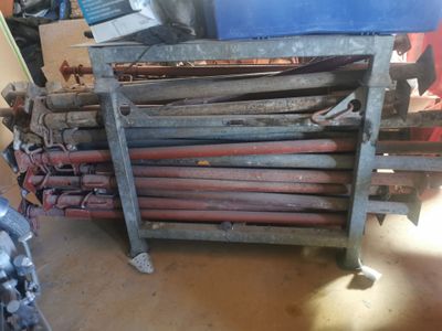 un tas de tuyaux posés sur une charrette dans un garage