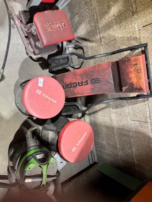 une borne d'incendie rouge et noire, une borne d'incendie rouge et noire, une borne d'incendie rouge et noire, une borne d'incendie rouge et noire