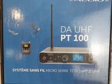 emballage d'une boîte sur laquelle sont posés une radio et un micro
