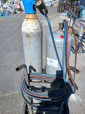 une image d'un extincteur au propane muni d'un tuyau