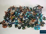 un grand nombre de figurines posées sur une table