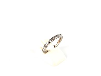 gros plan d'une bague en diamant sur une surface blanche