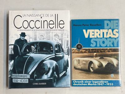 deux livres posés sur une table, avec une photo représentant une voiture et un homme coiffé d'un chapeau