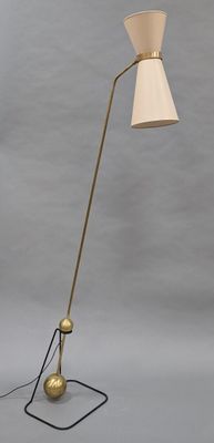 une photo d'un lampadaire muni d'un abat-jour blanc