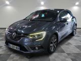 la voiture grise est garée dans une grande pièce au sol en damier