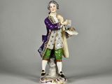 une figurine représentant un homme vêtu d'un manteau violet et d'un pantalon vert