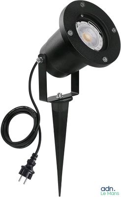 un gros plan d'une lampe sur fond blanc, avec son cordon