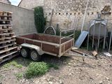 une remorque garée à côté d'un tas de palettes