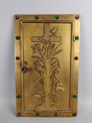 plaque en métal doré ornée d'une croix et de fleurs