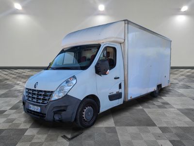 une photo d'un camion de livraison blanc garé dans une pièce