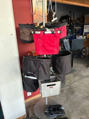 une photo d'un garage où de nombreux objets sont accrochés au mur