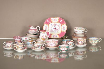 de nombreuses tasses et soucoupes posées sur une table en verre