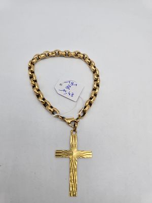 un bracelet en chaîne d'or orné d'une croix et d'une plaque