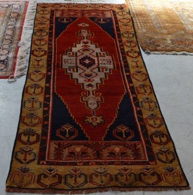 plusieurs tapis sont disposés sur le sol d'une pièce