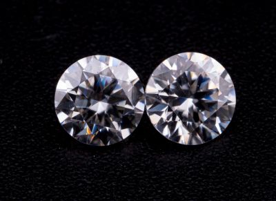 deux diamants ronds taille brillant sur un fond noir