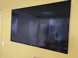 un téléviseur à écran plat fixé au mur d'une pièce