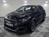 la voiture noire est garée sur un sol en damier dans le garage