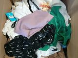 une boîte pleine de vêtements posée sur le sol