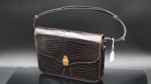 Sac en croco porosus marron, piqué sellier, bride réglable. Etat ...