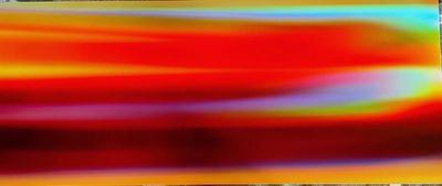une photo floue d'un tableau abstrait rouge, jaune et bleu