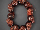 un bracelet orné de têtes de mort