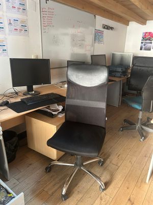 un bureau avec deux ordinateurs et une chaise dans la chambre