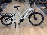 un vélo blanc exposé dans un magasin