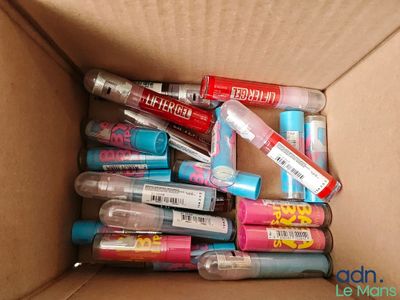Lot d'environ 1 kg de cosmétiques MAYBELLINE PARIS - NEUFS -…