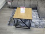 un canapé et une table basse dans un salon
