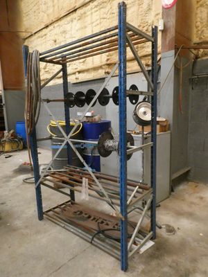 Lot : -Rack métallique dérouleur - Larg. 129 cm.