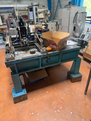 une machine posée sur une table dans une pièce
