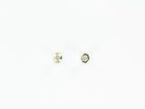 une paire de boucles d'oreilles en diamant sur fond blanc