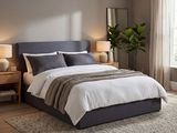 une chambre avec un lit, des tables de chevet et une fenêtre