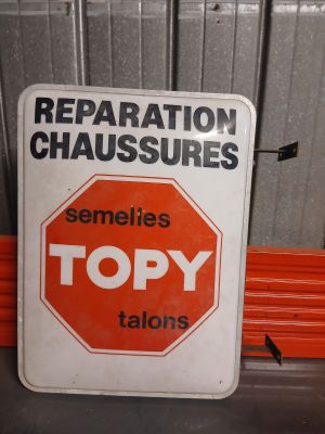 a sign that says reparation chaussures on the side of a building