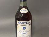 une bouteille de vin posée sur une table