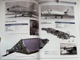 un livre ouvert sur lequel figure l'image d'un avion de chasse