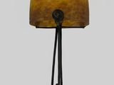 une lampe posée sur une table