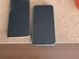 trois téléphones portables posés sur une table à côté d'une souris d'ordinateur