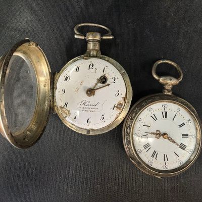 deux horloges placées l'une à côté de l'autre sur une table
