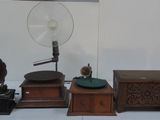 de nombreux types d'équipements musicaux exposés sur une table