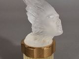une image représentant une sculpture en verre représentant la tête d'une femme